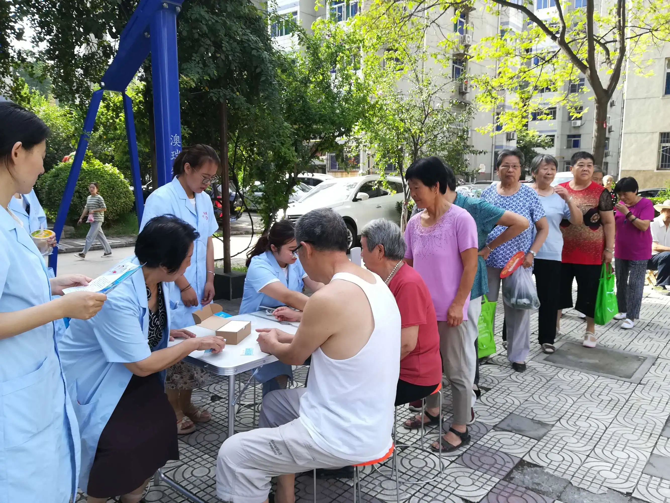 推进便民服务进社区