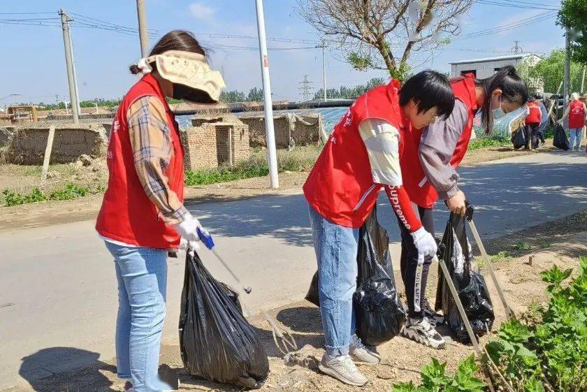 在美丽乡村建设中“挖呀挖呀挖”