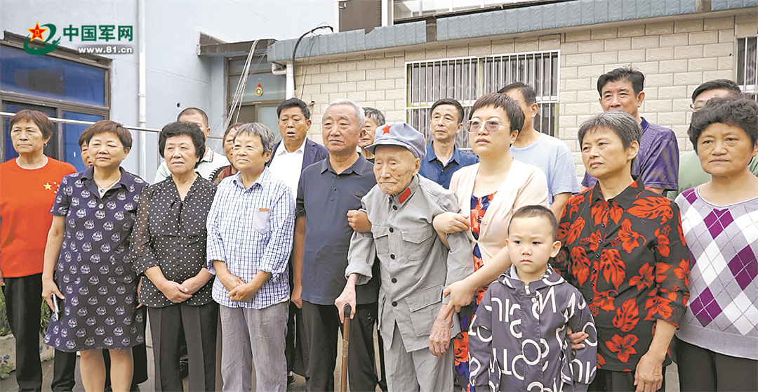 江苏泰州市109岁老红军吴九成国庆当日携全家四代升国旗