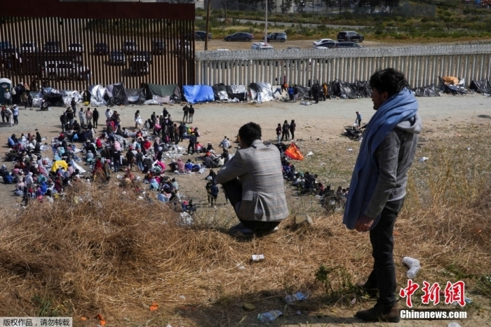 资料图：墨西哥蒂华纳，非法移民聚集在美墨边境。