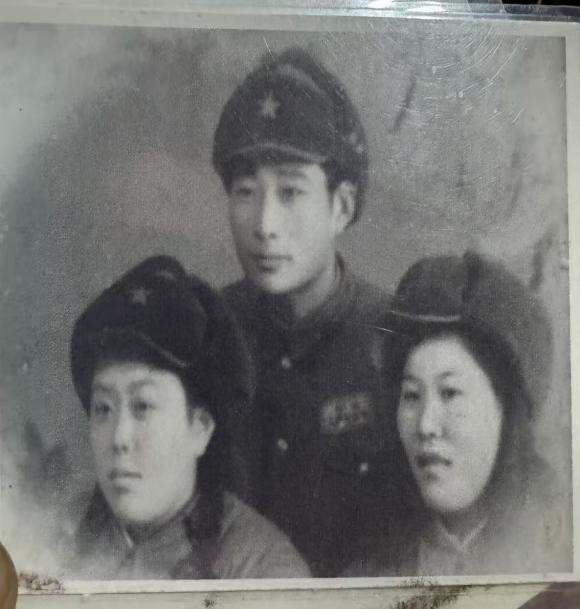 
一张旧报纸，揭开“平凡外公”72年的“沉默的荣耀”