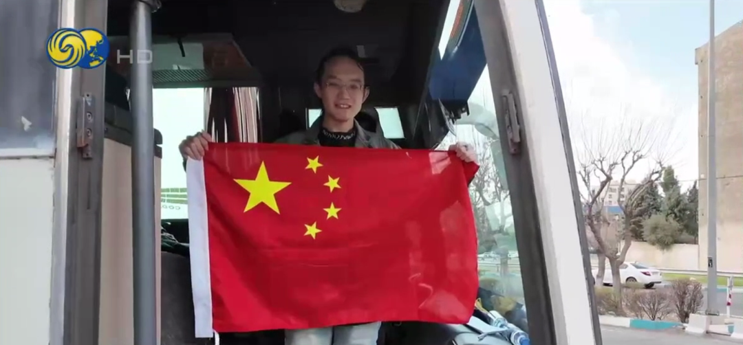 实拍伊朗华人撤离现场，车上备有国旗