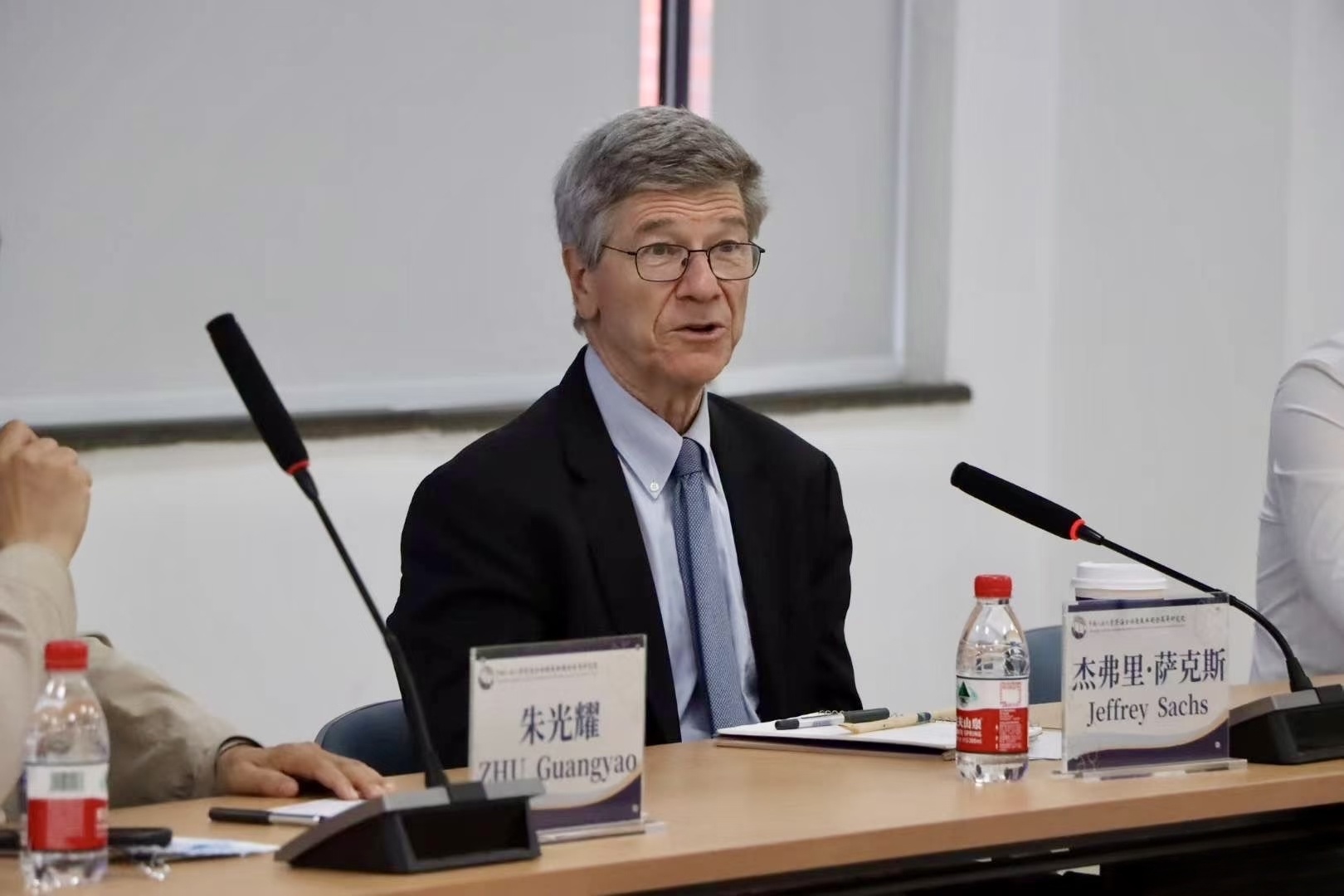 美学者：美国必须“收手” 避免整个世界遭殃