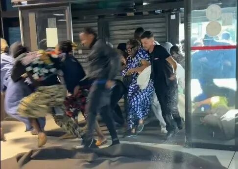“超额死亡”2000人，抢空调引发暴力