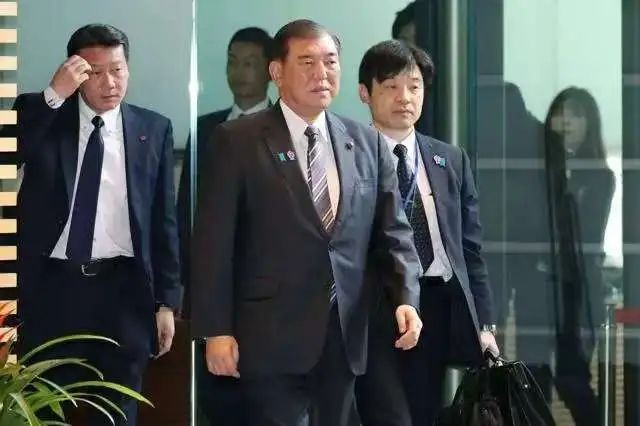 
日本为何也不跪？关税战背后，它有着和中国相似的逻辑