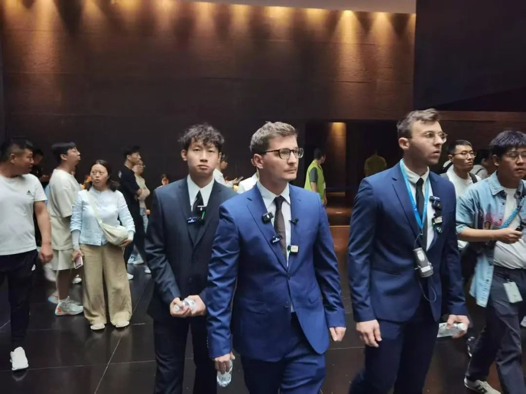 马库斯落泪！在“731罪证陈列馆”写下五个字……