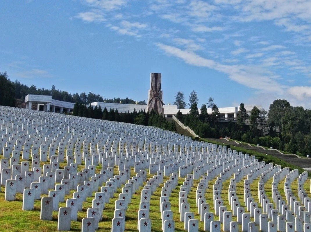 正神，在烈士陵园